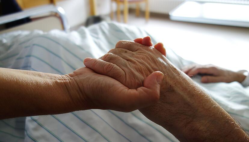 Wie unterstützt man als Angehöriger einen Menschen, der im Sterben liegt? Das lernen Teilnehmer der "Letzte-Hilfe-Kurse" in Heilbronn.