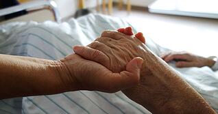 Wie unterstützt man als Angehöriger einen Menschen, der im Sterben liegt? Das lernen Teilnehmer der "Letzte-Hilfe-Kurse" in Heilbronn.