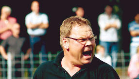 Großer Motivator aus Baden: Gerd Doll hat schon so manche Mannschaft nach vorne gepusht. Seit Anfang des Jahres macht er den FC Nöttingen flott.
          Foto: Klaus Krüger