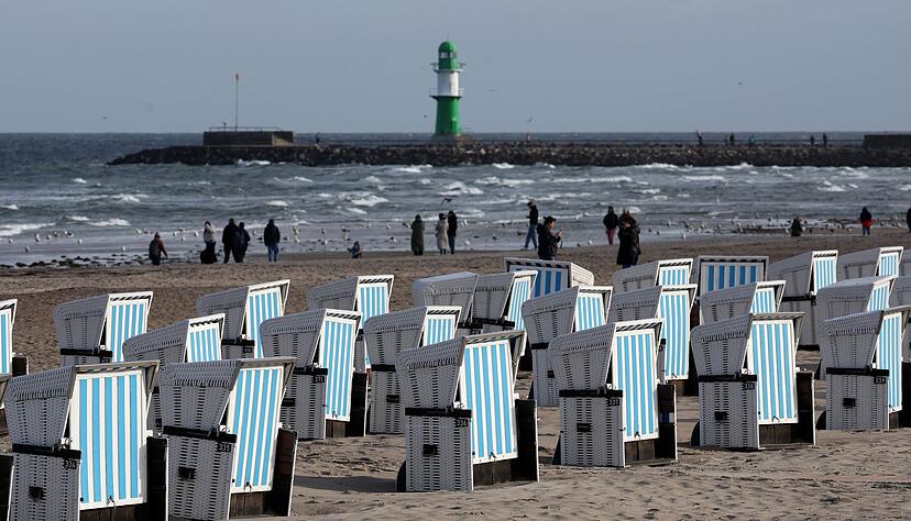 Ostseestrand in Warnemünde. Nicht überall blieben die Strandkörbe stehen Ostseestrand in Warnemünde. Nicht überall blieben die Strandkörbe stehen