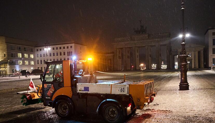 Vielerorts sind Streufahrzeuge im Einsatz.
