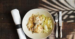 In der klassischen Wintervariante wird der Spitzkohl geschmort und mit Semmelkn&ouml;del und Pilzrahmsauce serviert.