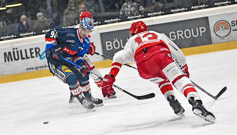 Mit Tempo die Gegenspieler umkurven: Das ist das Spiel von Simon Thiel. Im Team der Falken spielt der junge St&uuml;rmer eine tragende Rolle.
Foto: Archiv/Kunz