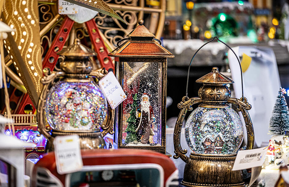 An mehr als 120 Ständen gibt es vorwiegend Handwerkswaren und Kunsthandwerk, dazu klassische Weihnachtsmarkt-Leckereien.