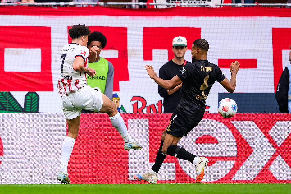 Derry Scherhant erzielt das 2:1 für Freiburg.