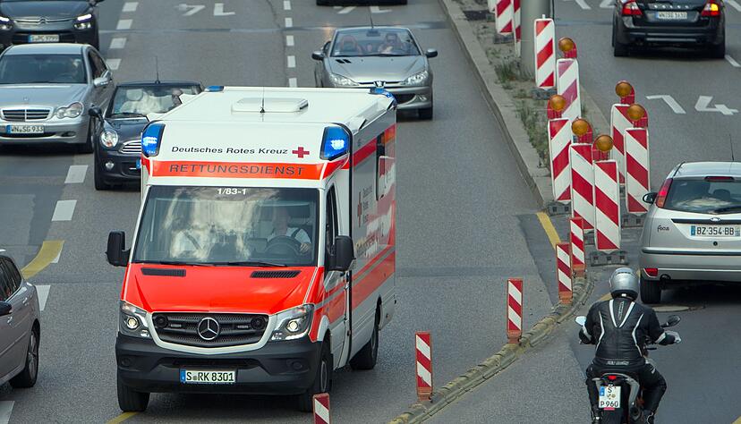 Ein Bus und ein Auto sind in Stuttgart zusammengestoßen. (Symbolbild)