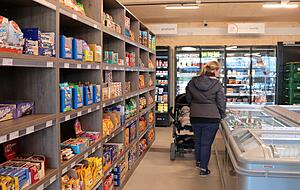 Am Mittwochmorgen sind die ersten Kunden in dem Markt unterwegs − jetzt können sie rund um die Uhr einkaufen.
