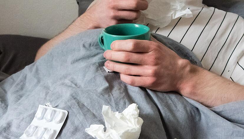 Wer an Grippe erkrankt ist, sollte tunlichst im Bett bleiben. (Symbolbild)