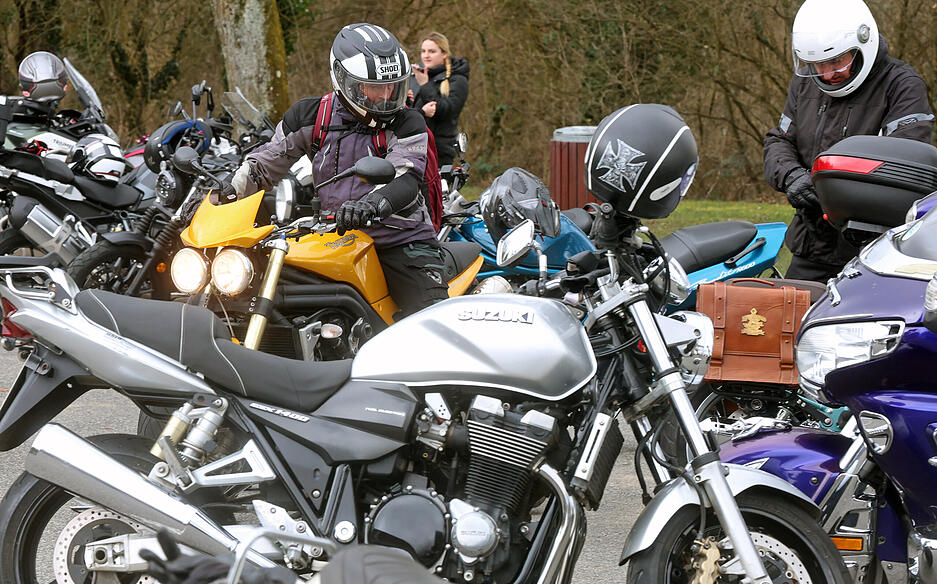 ... egal ob Jung-Biker oder Rentner mit Motorrad, Radfahrer oder Wanderer.