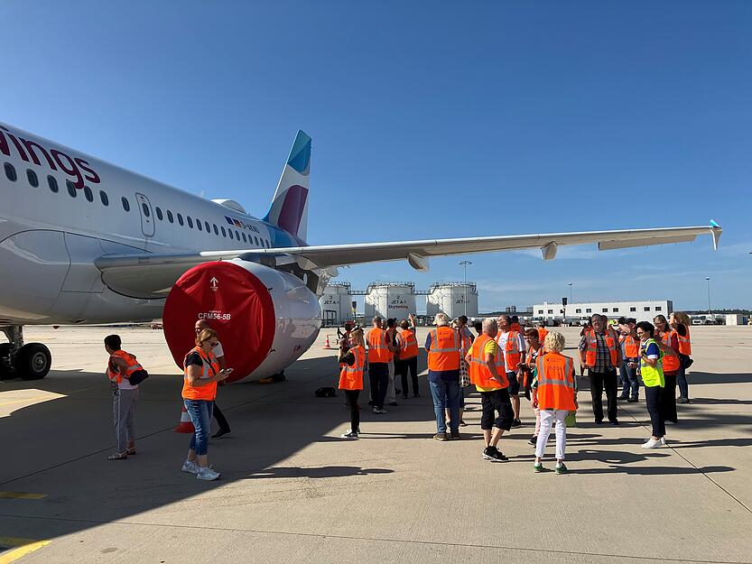 Teilnehmer des Lesersommers können die Starts und Landungen aus der Nähe verfolgen und auch das eine oder andere Flugzeug etwas genauer in Augenschein nehmen.