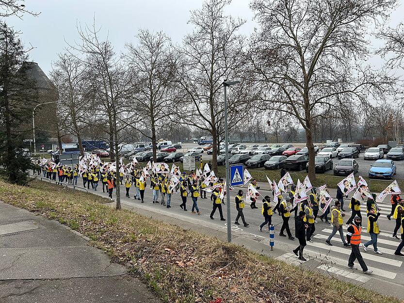 Abdullah Öcalan ist der Chef der in Deutschland verbotenen Kurdischen Arbeiterpartei (PKK) und sitzt seit 25 Jahren in der Türkei in Haft. Abdullah Öcalan ist der Chef der in Deutschland verbotenen Kurdischen Arbeiterpartei (PKK) und sitzt seit 25 Jahren in der Türkei in Haft.