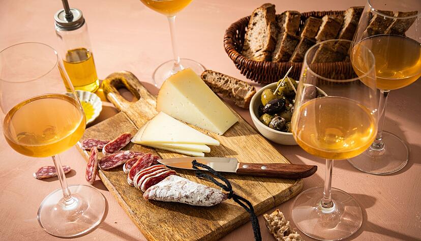 Orange- oder auch Amberwein hat seine Farbe dadurch, dass die Winzer für ihn Traubenschalen und Most miteinander vergären lassen. Orange- oder auch Amberwein hat seine Farbe dadurch, dass die Winzer für ihn Traubenschalen und Most miteinander vergären lassen.