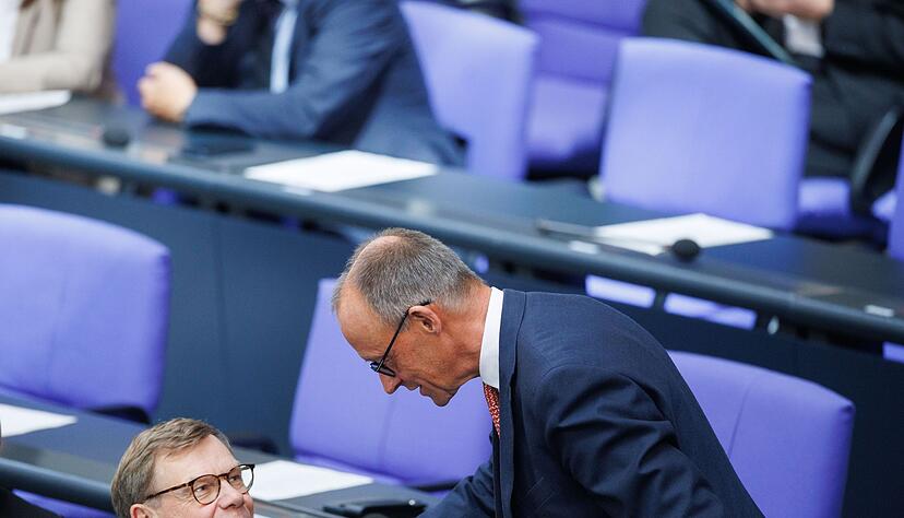 Au&szlig;enkanzler und Au&szlig;enminister: Friedrich Merz und Johann Wadephul (beide CDU) w&auml;hrend der Generaldebatte zum Haushalt im Bundestag.