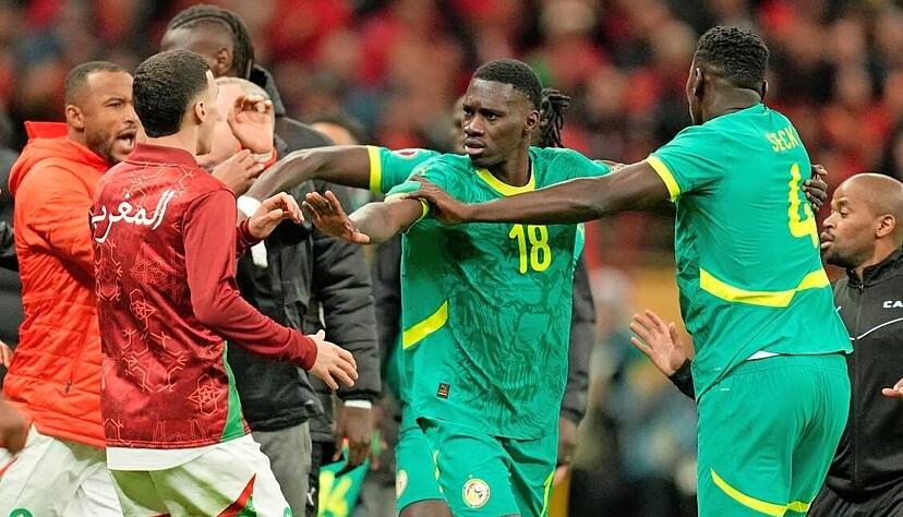 Spieler aus Senegal (in gr&uuml;n) und Marokko geraten nach einem Elfmeterpfiff aneinander.