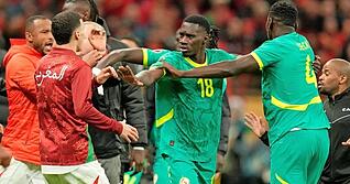 Spieler aus Senegal (in gr&uuml;n) und Marokko geraten nach einem Elfmeterpfiff aneinander.