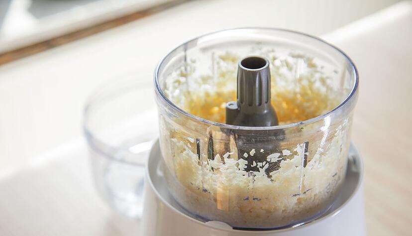 Schritt 2: Knoblauch zerkleinern.