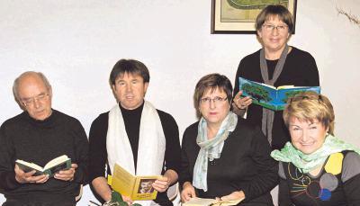 Die Lesenden: (von links) Eckehard Meckes, Wolfgang Gruhl, Rosi Hopfhauer, stehend Anita Brechter, Hedwig Schropp.Foto : Anita Ludwig