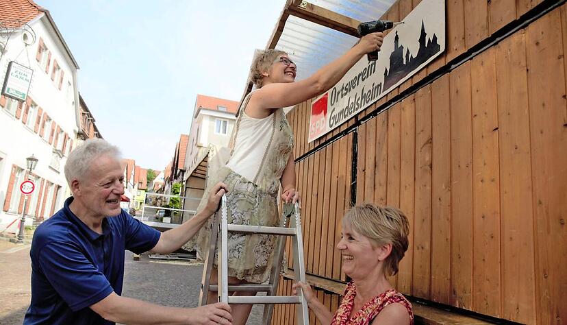B&uuml;rgermeisterin Heike Schokatz legt beim SPD-Ortsverein Hand an. Das freut Stadtrat Joachim S&uuml;&szlig; und die Tourismusbeauftragte Verena Vorberger.Fotos: Wolfgang M&uuml;ller