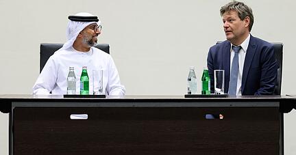 Wirtschaftsminister Robert Habeck führt in den Vereinigten Arabischen Emiraten (VAE) Gespräche über mögliche Energieimporte. Wirtschaftsminister Robert Habeck führt in den Vereinigten Arabischen Emiraten (VAE) Gespräche über mögliche Energieimporte.