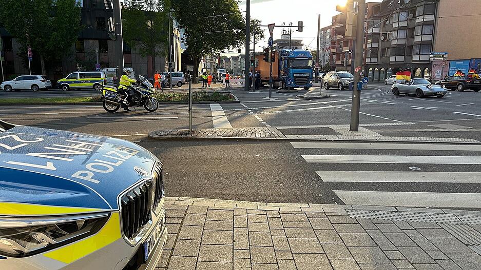 Die Polizei hat die Allee am Abend für den Verkehr gesperrt.