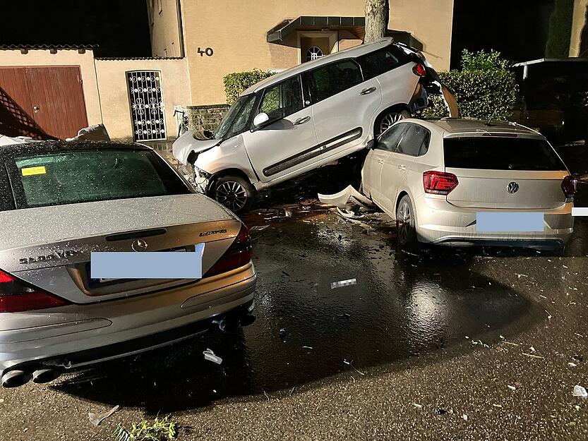 Spektakulärer Unfall mit gestohlenem Mercedes AMG in Heilbronn.