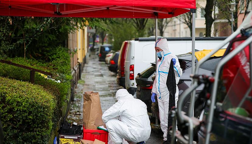Ermittler sammeln Spuren am Tatort in Witten. Ermittler sammeln Spuren am Tatort in Witten.