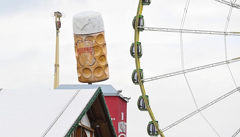 Ein Riesenrad ist auf dem Festgelände für das Frühlingsfest aufgebaut. Ein Riesenrad ist auf dem Festgelände für das Frühlingsfest aufgebaut.