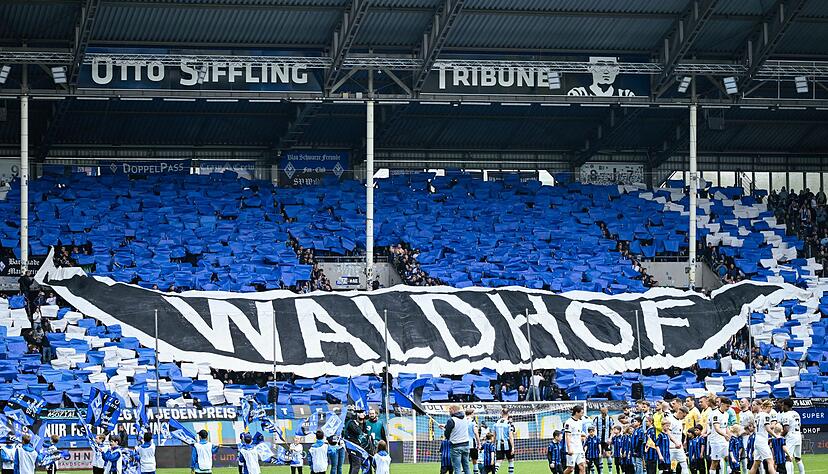 Der SV Waldhof Mannheim muss wegen des Fehlverhaltens seiner Fans knapp 50.000 Euro Geldstrafe bezahlen. Der SV Waldhof Mannheim muss wegen des Fehlverhaltens seiner Fans knapp 50.000 Euro Geldstrafe bezahlen.