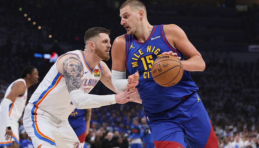 Isaiah Hartenstein (links, gegen Nikola Jokic von den Denver Nuggets) versucht mit den Oklahoma City Thunder eine erfolgreiche Titelverteidigung in der NBA. Isaiah Hartenstein (links, gegen Nikola Jokic von den Denver Nuggets) versucht mit den Oklahoma City Thunder eine erfolgreiche Titelverteidigung in der NBA.