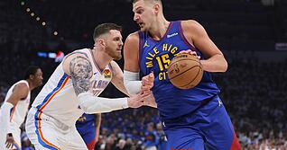 Isaiah Hartenstein (links, gegen Nikola Jokic von den Denver Nuggets) versucht mit den Oklahoma City Thunder eine erfolgreiche Titelverteidigung in der NBA.