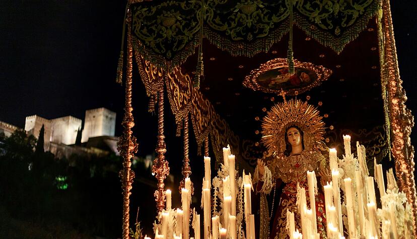 Besonders eindrucksvoll sind die Prozessionen im Süden Spaniens. Besonders eindrucksvoll sind die Prozessionen im Süden Spaniens.