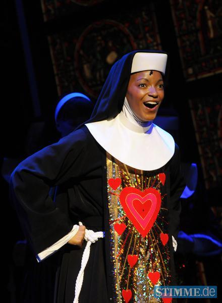 ARCHIV - Zodwa Selele als Deloris van Cartier steht am 12.11.2010 in Hamburg bei der Fotoprobe f&uuml;r das Musical "Sister Act" auf der B&uuml;hne des TUI Operettenhauses. Ab dem 02. Dezember sind die singenden Nonnen in der Stage Entertainment-Eigenproduktion "Sister Act - Ein himmlisches Musical-Vergn&uuml;gen" zu sehen. Foto: Angelika Warmuth dpa/lno (zu dpa-Korr: "&laquo;Jede Nonne eine Wonne&raquo;: Premiere f&uuml;r &laquo;Sister Act&raquo;" vom 02.12.2010)  +++(c) dpa - Bildfunk+++