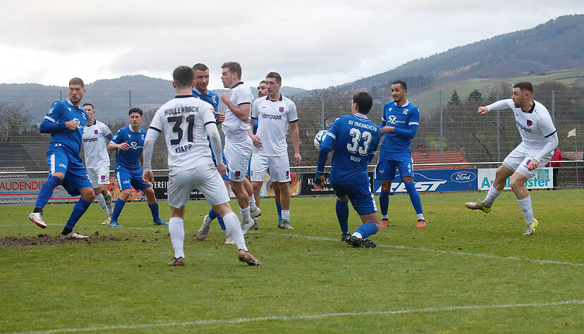 Fu&szlig;ball Oberliga SV Oberachern (blau) - FSV Hollenbach Hannes Scherer