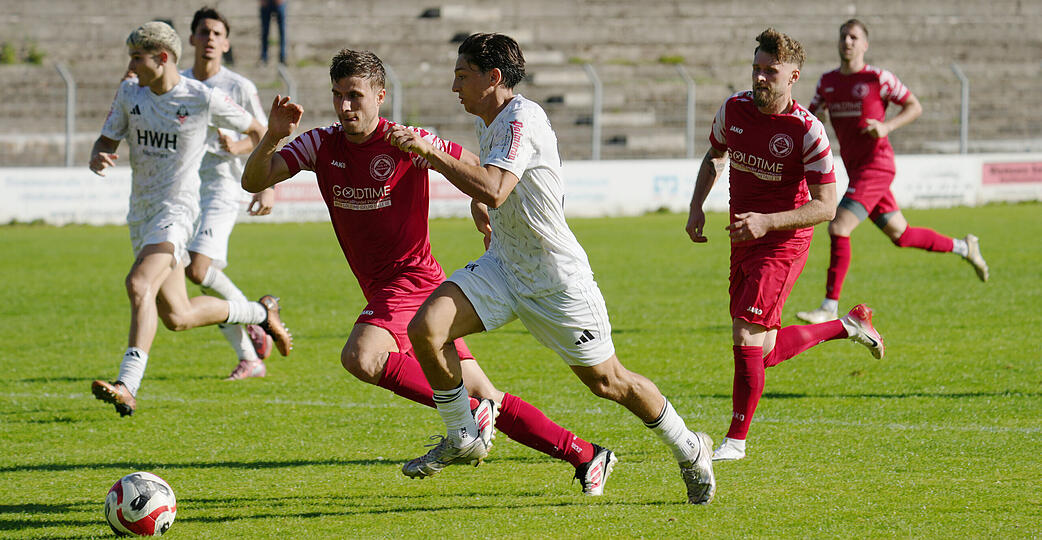 Laufduell zweier Torschützen an Ostermontag: Eppingens Amin Yazji (rechts) legt den Ball im Hinspiel an Pforzheims Ion-Paul Fratea vorbei. Laufduell zweier Torschützen an Ostermontag: Eppingens Amin Yazji (rechts) legt den Ball im Hinspiel an Pforzheims Ion-Paul Fratea vorbei.