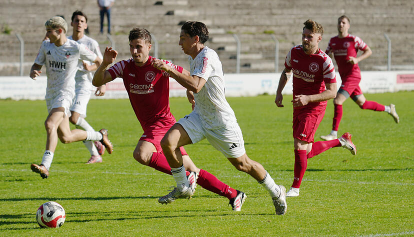Laufduell zweier Torsch&uuml;tzen an Ostermontag: Eppingens Amin Yazji (rechts) legt den Ball im Hinspiel an Pforzheims Ion-Paul Fratea vorbei.