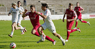 Laufduell zweier Torsch&uuml;tzen an Ostermontag: Eppingens Amin Yazji (rechts) legt den Ball im Hinspiel an Pforzheims Ion-Paul Fratea vorbei.