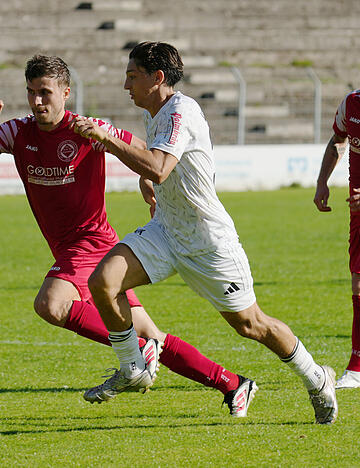 Laufduell zweier Torschützen an Ostermontag: Eppingens Amin Yazji (rechts) legt den Ball im Hinspiel an Pforzheims Ion-Paul Fratea vorbei. Laufduell zweier Torschützen an Ostermontag: Eppingens Amin Yazji (rechts) legt den Ball im Hinspiel an Pforzheims Ion-Paul Fratea vorbei.