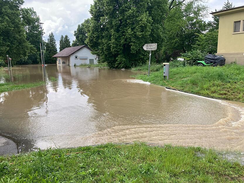 In Gundelsheim schwappt das Neckarwasser demnächst laut Feuerwehr wohl auf die B27, weswegen die Straße gesperrt werden muss. In Gundelsheim schwappt das Neckarwasser demnächst laut Feuerwehr wohl auf die B27, weswegen die Straße gesperrt werden muss.