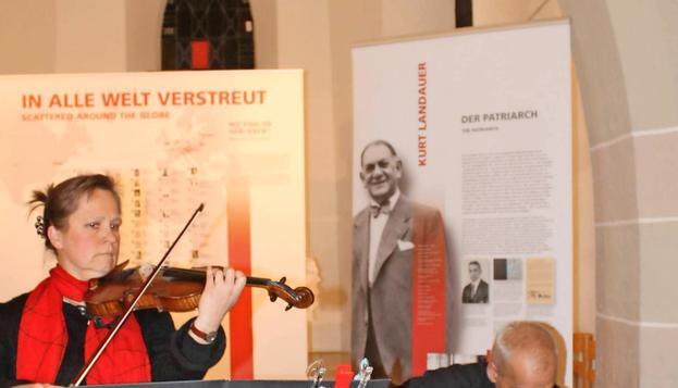 Fünf Musiker der Gruppe Mazel Tov, hier Christine Birkert und Georg Wiesmüller, brachten jiddische Klänge in die Kirche.