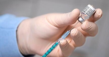 Geimpft oder nicht? Diese Frage wird künftig eine immer größere Rolle spielen. Steigt die Zahl der Corona-Intensivpatienten weiter an, sollen auch im Südwesten Einschränkungen für Ungeimpfte kommen.
Foto: dpa