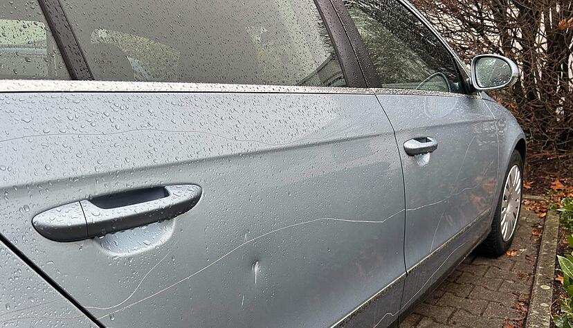 Nach tödlichen Schüssen in Bad Friedrichshall: ein zerkratztes Fahrzeug steht auf dem Firmenparkplatz.