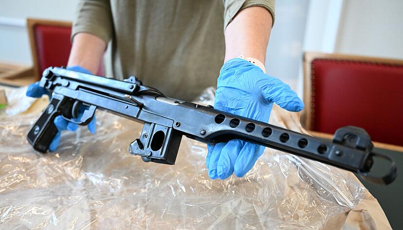 Die Polizei präsentierte sichergestellte Waffen. Die Polizei präsentierte sichergestellte Waffen.