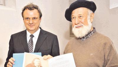 Der Weinsberger B&uuml;rgermeister Stefan Thoma &uuml;bergibt dem israelischen Autor Elazar Benyo&euml;tz (rechts) die Urkunde zum Justinus-Kerner-Preis.Foto: Thomas Braun