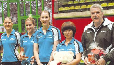 Reich beschenkt: (von links) Isabell Wurst, Paloma Ballmann, Marte Nilsen, Shi Wen Zhang und Trainer Alex Mohr feiern die Herbstmeisterschaft.Foto: privat