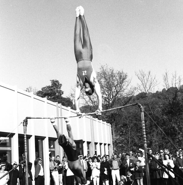 Oktober 1998: 10 Jahre Außenstelle Fachhochschule Künzelsau.
FH-Fete, Jubiläums-Empfang und mit einem Tag der offenen Tür, an dem rund 1200 Besucher kommen, feiert man das zehnjährige Bestehen. Eberhard Gienger schwebt mit seinem Fallschirm aufs Gelände und turnt an seinem Paradegerät, dem Reck. Oktober 1998: 10 Jahre Außenstelle Fachhochschule Künzelsau.
FH-Fete, Jubiläums-Empfang und mit einem Tag der offenen Tür, an dem rund 1200 Besucher kommen, feiert man das zehnjährige Bestehen. Eberhard Gienger schwebt mit seinem Fallschirm aufs Gelände und turnt an seinem Paradegerät, dem Reck.