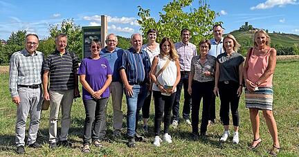 Ortstermin vor der Kulisse der Ravensburg: Staatssekretärin Sabine Kurtz (Vierte von rechts) beim Besuch des Streuobsterlebnispfads in Sulzfeld.
Foto: privat