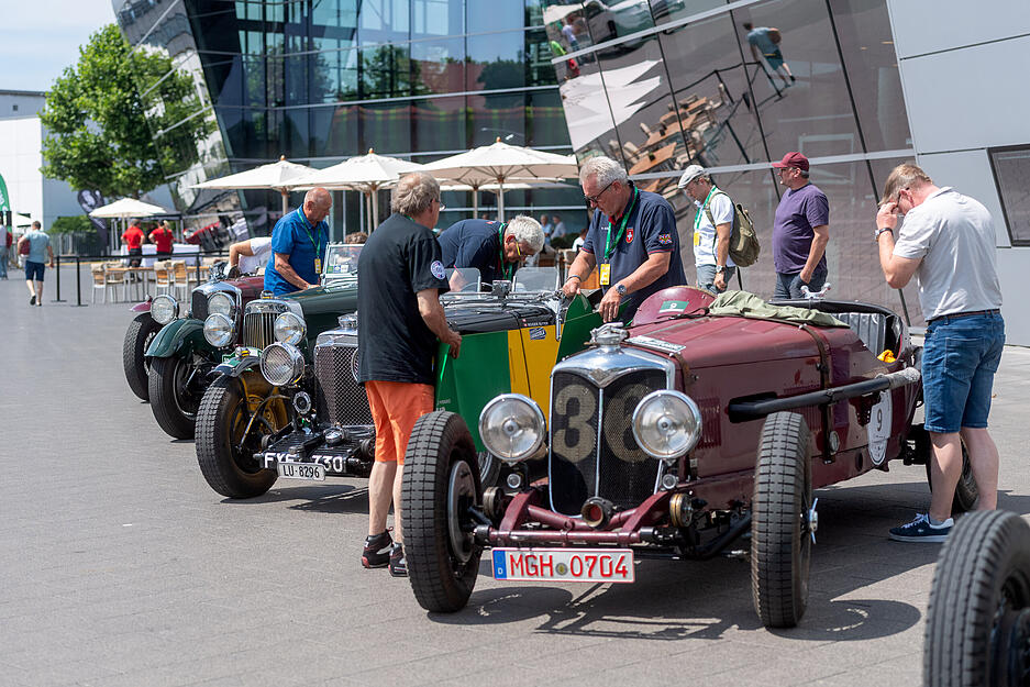 Besucher konnten die Oldtimer im Rahmen der Rallye "ADAC Heidelberg Historic" am Audi Forum Neckarsulm betrachten.