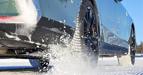 Welche Winterreifen sind wirklich empfehlenswert? Das hat die GTÜ gemeinsam mit der «Auto Zeitung» und dem Auto-, Motor- und Radfahrerbund Österreich (ARBÖ) getestet.