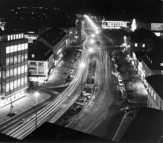 Dezember 1959 - Die wichtigsten Baumaßnahmen in der Allee sind  abgeschlossen. Eine Nachtaufnahme vom Stimme-Hochhaus spiegelt die Schönheit der Heilbronner "Prachtstraße" wieder.