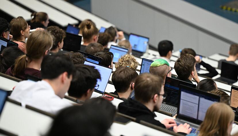 Nur etwa zwölf Prozent aller Studierenden beanspruchen derzeit Bafög. Nur etwa zwölf Prozent aller Studierenden beanspruchen derzeit Bafög.